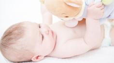 Češi hledají mámu Olinky i Lukáška z babyboxu. Špatný nápad, varuje Hess