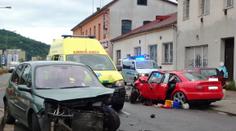 V centru Náchoda se čelně srazila auta, zraněné museli vystříhat