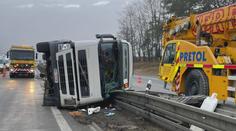 Kamion se na D1 převrátil na bok. Blokoval jak směr na Prahu, tak na Brno