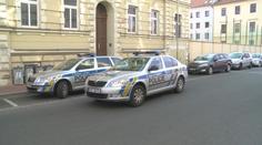 Zlodějku vyrušili při lupu a schovala se na střechu. Lidé na ni zavolali policii