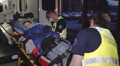 Lékaři v Motole zachraňují čtyřletého Dimitryho. Výbuch mu roztrhal záda