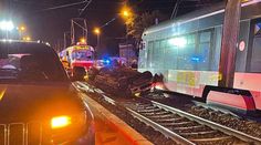 Auto po srážce s tramvají skončilo na střeše. Řidič měl být opilý i na drogách