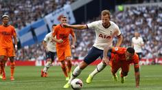 Zařízli sudí i Tottenham? Tohle není penalta, Harry. Padáš moc rád!