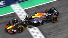 Verstappen z pitlane bojoval o vítězství. Šéf Red Bullu prozradil, proč se vzdal vedení