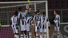 Spor o penaltu. Hráč Udinese ji kopal navzdory trenérovi, pak byl vystřídán