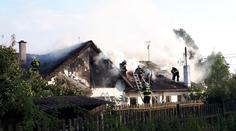 Rodinný dům na Benešovsku poničil požár. Škoda jde do milionů korun
