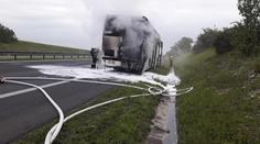 U Prahy vzplál autobus! Čtyři lidé byli převezeni do nemocnice