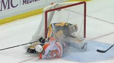 Vítěz Stanley Cupu nešťastně přišel o gólmana. Zranil ho Voráček