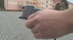 Muž měl znásilnit svého souseda. Byl ozbrojený, přišla si pro něj zásahovka