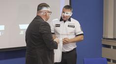 Duchapřítomný řidič zabránil tragédii. Od policie převzal ocenění