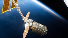 U ISS zakotvila loď Cygnus, astronautům přivezla včelí roboty