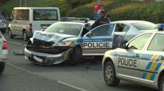 Policejní hlídka při pronásledování nabourala dvě zaparkovaná auta