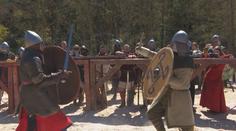 Řinčení mečů a dusot koní. U Kladna se utkaly stovky historických bojovníků