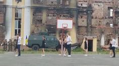 Dojemné video z Charkova: Maturanty válka nezastavila, tančili u trosek školy