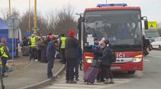Desetitisíce Ukrajinců míří k hranicím. Uprchlíků přibývá i na Slovensku