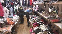 Policejní akce v pražské tržnici Sapa. Celníci zabavili padělky za dva miliony