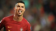 Fenomenální Ronaldo. Při nástupu pomohl holčičce, pak sestřelil Irsko