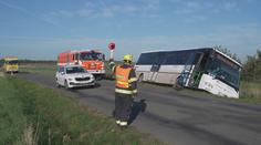 Autobus na Královéhradecku skončil v příkopu, řidiče nejspíš oslnilo slunce