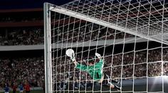 Gólman slavil předčasně, pak se stal hrdinou. Chytil 28. penaltu v rozstřelu