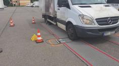 Silnice ničí přetížené náklaďáky. Jeden přesahoval limit o 1 300 kilogramů