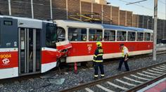 Řidička v Praze sešrotovala tramvaj, je v umělém spánku. Zraněný je i cestující