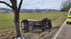 Auto skončilo ve stromě. Řidič je lehce zraněný, spolujezdec zemřel