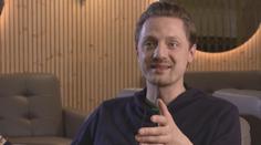 Zpěvák Ondřej Ruml si přivodil úraz. Skončil se sádrou a o berlích
