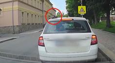 Žena nechala na střeše auta oběd. Ujela tak několik kilometrů
