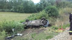 Auto na přejezdu smetl vlak, skončilo na střeše. Řidič nepřežil