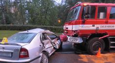 Senior vjel hasičům přímo pod kola! Cisterna auto málem rozdrtila. VIDEO