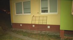 Chlapci si hráli na chodbě, jeden měl skočit z okna! Je těžce raněný