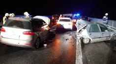 Auta u Svijan bourala kvůli hořícím pneumatikám, pachateli hrozí pět let