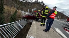 Drama na mostě. Muž prorazil zábradlí a zůstal viset ve vzduchu, zasáhl svědek