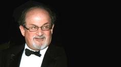 Salman Rushdie po útoku nevidí na jedno oko a má ochrnutou paži, tvrdí jeho agent