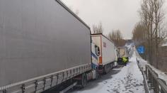 Hromadná nehoda aut a kamionů zablokovala silnici na Karlovarsku