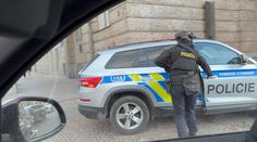 Muž vyhrožoval střelbou na filozofické fakultě. Pak utekl do centra Prahy