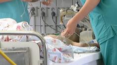 Dobitá tvář a modřiny na celém těle. Chlapec (3) skončil ve špitále