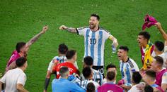 Messi a spol. oslavili výhru ve velkém stylu. Spoustu objetí a zpíval celý stadion