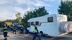 Po srážce obytného a osobního auta u Mikulova je jeden mrtvý a 4 zranění