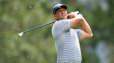 Hole-in-one přes prosklený dům. Golfista plní speciální výzvu, sledují ho miliony lidí