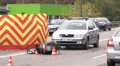 Policisté zastavili řidiče. Do jeho auta narazil motorkář a zabil se!