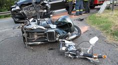 Audi v Rožnově smetlo motocykl! Motorkář na místě zemřel