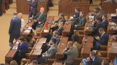Vláda chce mrazit platy politikům. Opozice místo toho navrhuje omezit náhrady