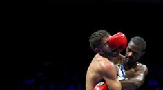 Boxer bojuje o život! Soupeř ho odrovnal nedovoleným zákrokem