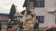 V Praze se zřítil dům! Uvnitř zachraňovali desítky papoušků