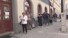 Češi se děsí zdražení elektřiny, stojí kvůli tomu několikahodinové fronty