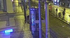 Opilý muž v centru Prahy kopal do sdíleného kola, s policisty pak smlouval