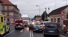 Kamion měl projet křižovatku v Hradci na červenou. Při srážce zemřel řidič