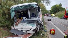 Devět zraněných po těžké nehodě autobusu. Cestovaly v něm děti