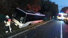 Plný autobus, náklaďák a osobák se srazily u Liberce: Několik zraněných